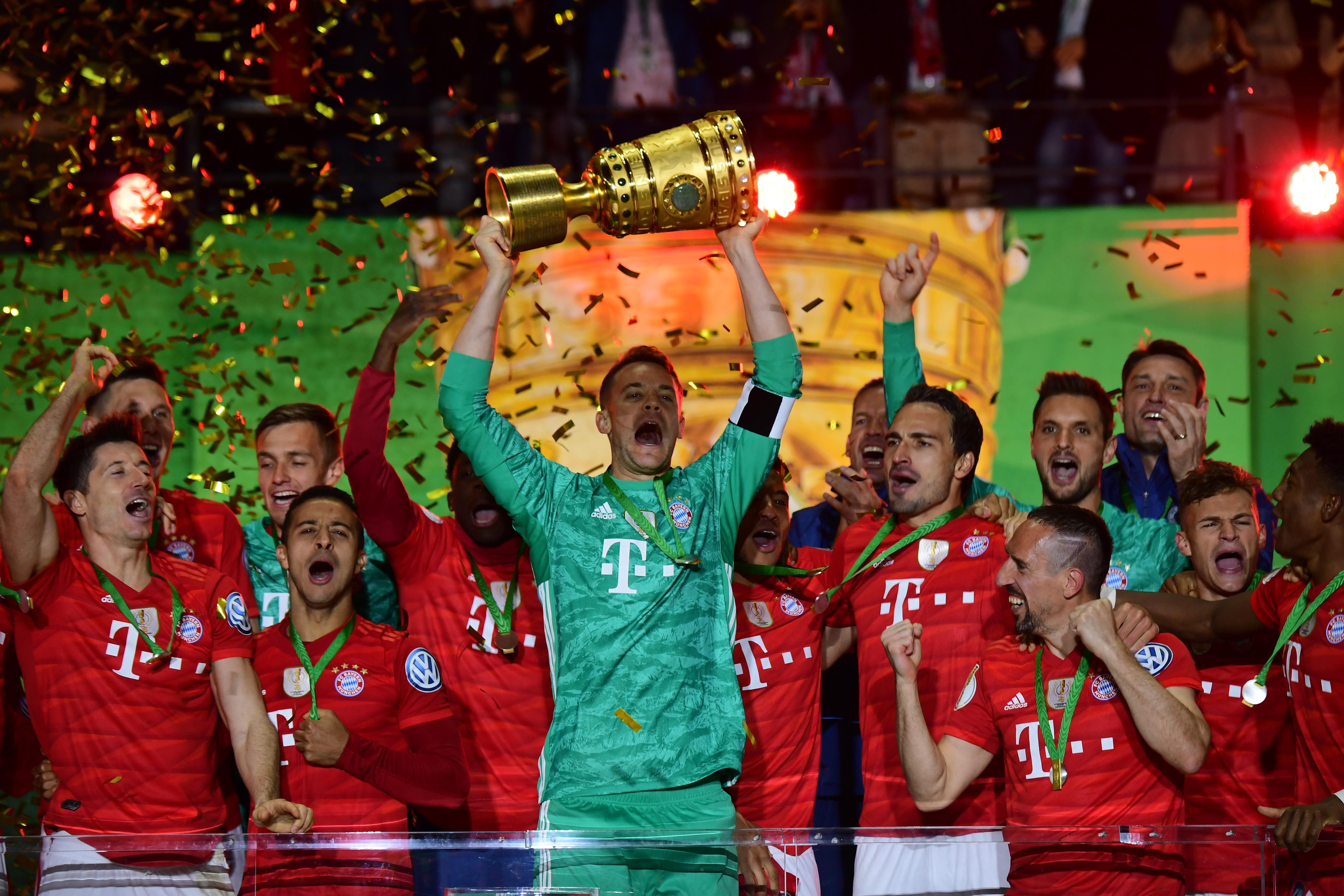 传统环节，利物浦全队戴圣诞帽在训练场拍大合照（利物浦延续传统：全队戴圣诞帽训练场合影）