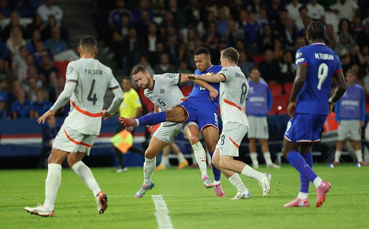 鲁尼：谢什科的控球能力还是比霍伊伦强的，未来会越来越好（鲁尼称谢什科控球胜过霍伊伦，未来更值得期待）