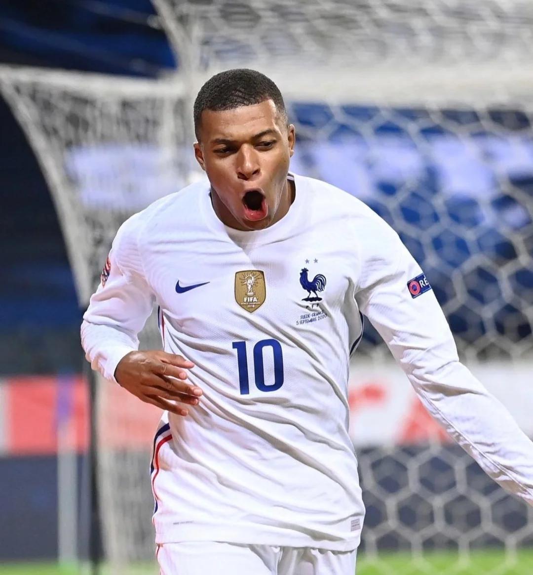 斯基拉：佛罗伦萨正在评估内斯塔，后者愿意接受8个月合同（斯基拉：佛罗伦萨考察内斯塔，后者愿签8个月短约）