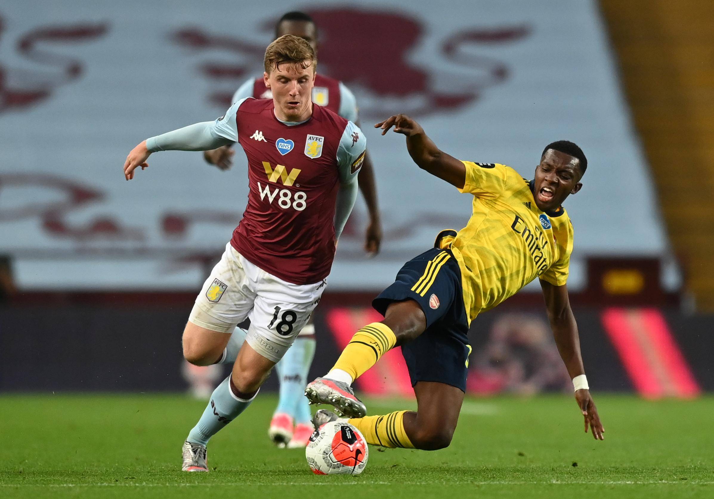 何宇鹏纪念捧杯： 一整季的重量都化为光芒，只为这一次触碰（何宇鹏捧起纪念杯：整季沉淀化作光辉，只为此刻的触碰）