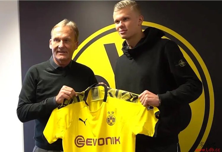 足球意甲射手榜竞争激烈，三人同进12球并列领跑（意甲金靴之争白热化：三将各入12球并列榜首）