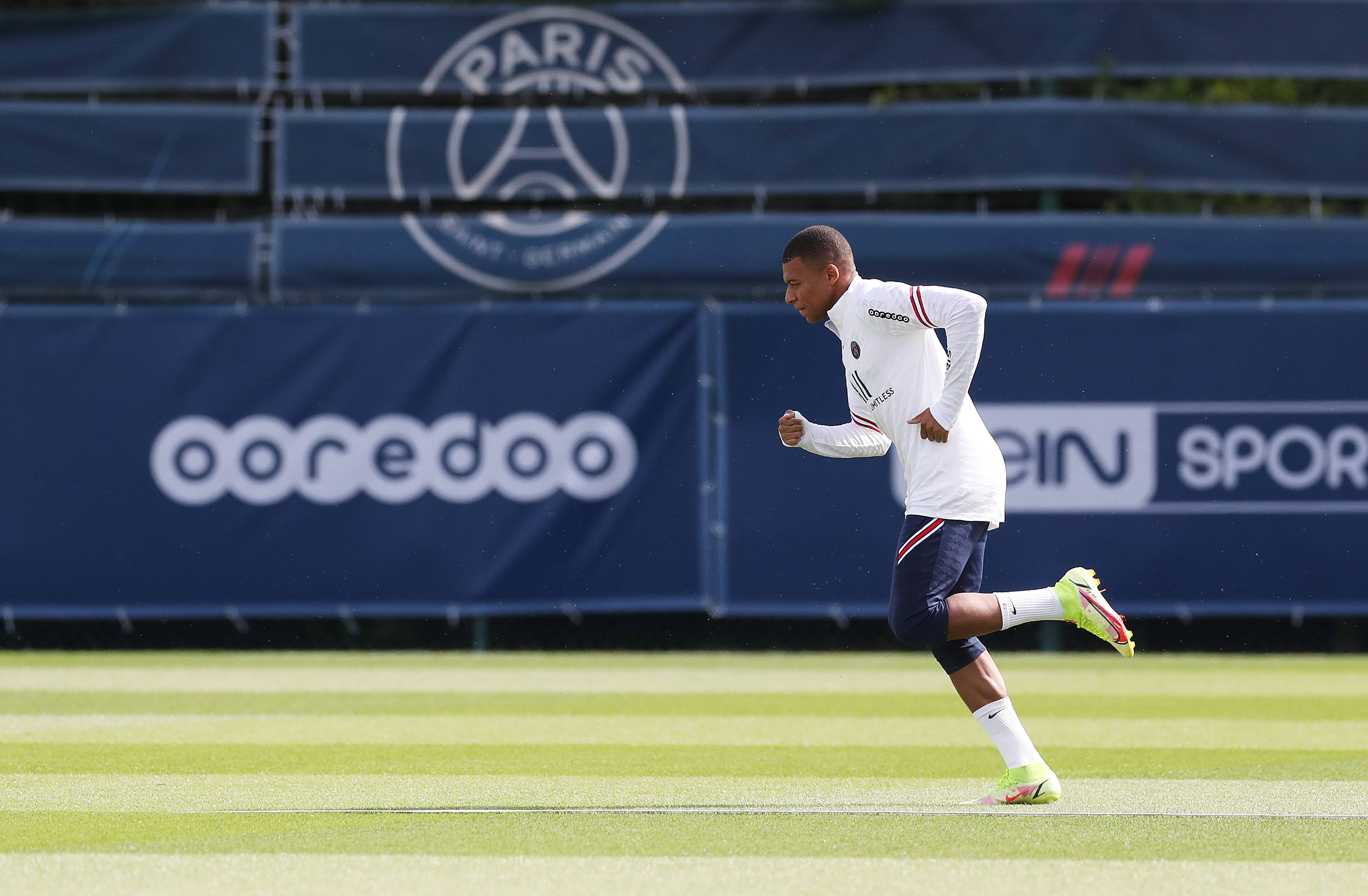 为迎接梅西到访，印度加尔各答街头正在建造梅西的雕像（印度加尔各答为迎梅西来访，街头兴建梅西雕像）