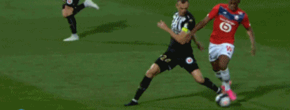 山东泰山选择韩鹏执教，凭借其责任感和团队精神，重燃球队斗志，提升士气，取得进步。