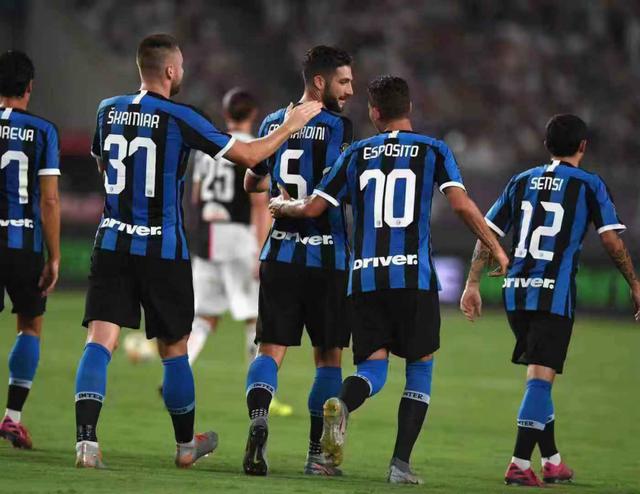 北京市足协贺信：国安用金灿灿的奖杯回应了首都广大球迷的期待（北京足协发贺信：国安以金杯兑现首都球迷的期盼）