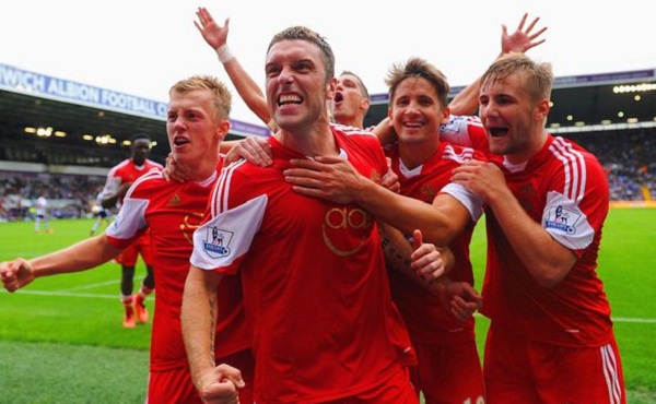 英超曼联和铁锤帮踢平，胖虎大力轰门式传球助攻达洛特种瓜得豆！