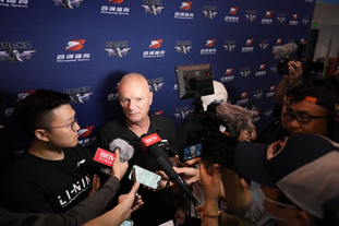 世界杯预热海报里没有C罗遭质疑，FIFA删除原海报改“怀旧”（世界杯预热海报未见C罗惹争议，FIFA删帖改推“怀旧版”）